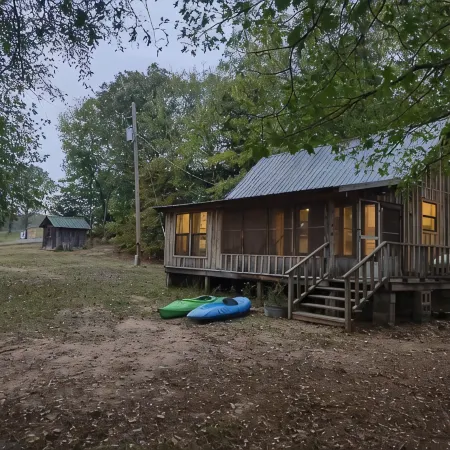 Caddo River Shack - 2 secluded acres with Kayaks and outdoor tub - Pet Friendly