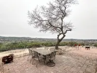 Hilltop Haven on 31 acres w/ Breathtaking Views, Horses, & Epic Fire Pit - con encanto