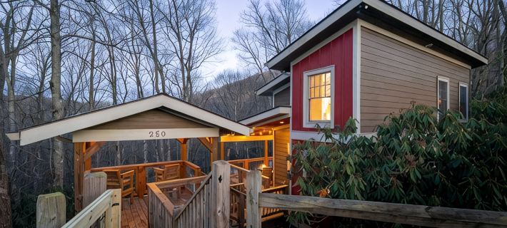 Rustic & cozy, 3 decks w/ loft, 10 min to downtown Hotels in Blowing Rock