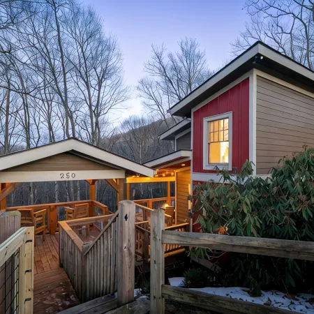 Rustic & cozy, 3 decks w/ loft, 10 min to downtown