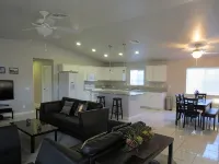 Large Home 3/3 plus Bonus Rm, 14' Pool & Jacuzzi, close to Downtown Joshua Tree