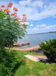 Luxury condo, DISCOUNTED RATES…steps to Lake, sleeps 10, near Yacht Club! - 3성급
