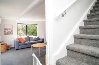 Dillon Darling - fun family holiday home, close to village and beach, sleeps 11! - Homestays