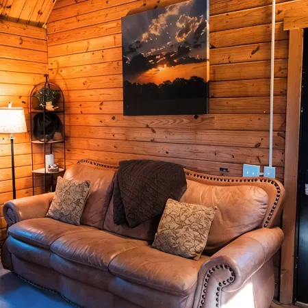 2 Lakeside : Charming 2-bedroom cabin with AC, WiFi in welcoming Solgohachia