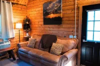 2 Lakeside : Charming 2-bedroom cabin with AC, WiFi in welcoming Solgohachia