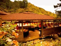 Wuling Mountain's Shouyuzirangjingba Guesthouse โรงแรมในซิงหลง