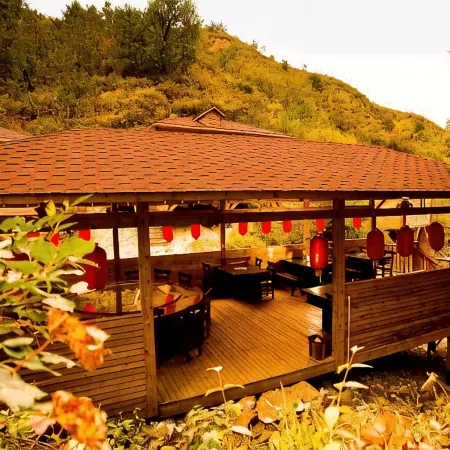 Wuling Mountain's Shouyuzirangjingba Guesthouse