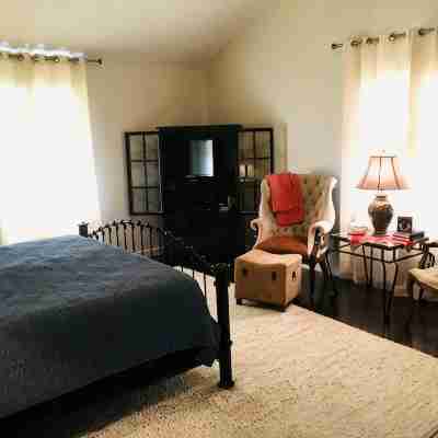 Bella Rosa Cottage - Stroll to Wimberley Square! Cypress Creek just steps away Rooms
