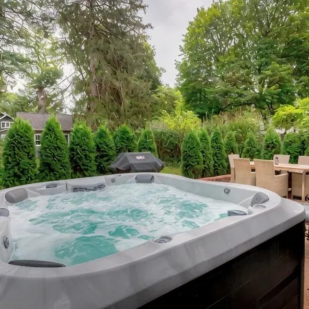 ENTIRE HOME! 5 BEDROOM, 2 BATH, WITH JACUZZI - .2 miles to Iowa State Campus
