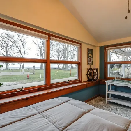 Front Porch & Balcony overlooking Park/Lake Erie! Cedar Point, Fishing & Beach! 休倫住宿飯店