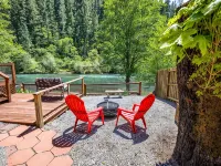 'RIVER HAVEN' is a serene riverside cabin on the Rogue River Hotels in Trail