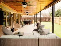 Cottage with hot tub! Hotels in Terrell