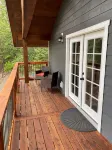 Gorgeous Guest House, Mature Setting, 1 Minute to the Lake.