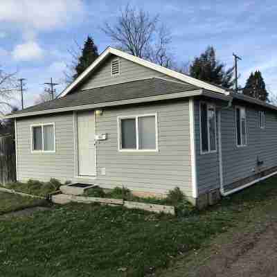 Home in Springfield with large yard and driveway Hotel Exterior