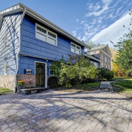 In-Town! Blue House 4 BR w Terrace and Backyard