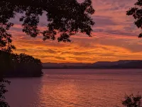 Dog Friendly Lakefront Cabin with Amazing Sunset Views & New Boat Dock. - 4 stjerner