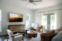 The Sundrop House: Chic Getaway minutes from everything