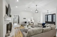 Venetian Gardens Oasis Near Beach W/ Hot tub and Arcade - Boutique