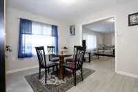 Global Vibes Parlor Renovated home,1 min to  golf course & close to two stadiums - Wifi