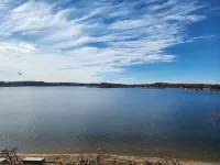 Enjoy a freshly remodeled cottage with a large beach and plenty of parking. Ξενοδοχεία στην πόλη Barry County