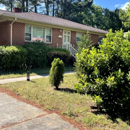 Ranch home, 3 private bedroom suites with full private bathrooms, near Duke Univ