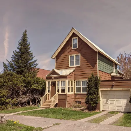Charming 2 bedroom apartment in Calumet's Historic district!