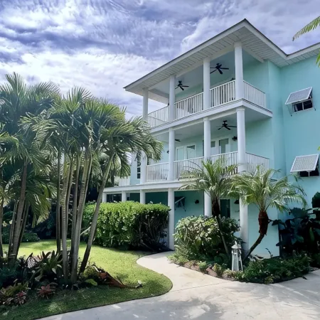 Key West Style Beach House w/ Boat Parking 2 mins from launch 5 mins from beach!