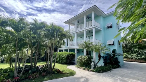Key West Style Beach House w/ Boat Parking 2 mins from launch 5 mins from beach!