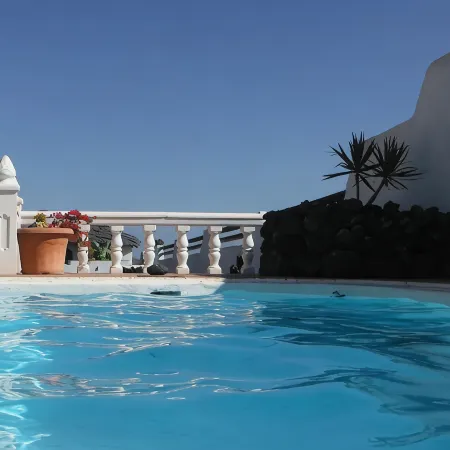 Bungalow with private pool in private garden