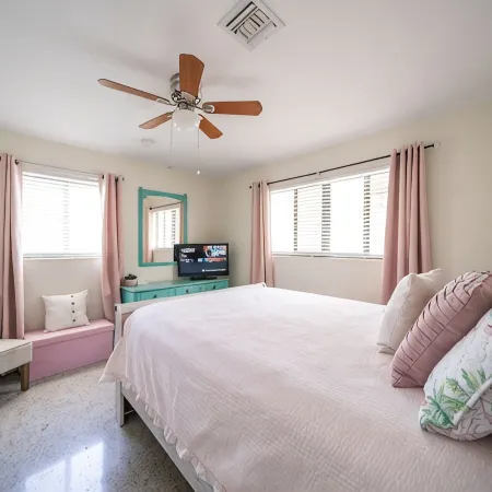 Dip n' Sip Oasis: Heated pool, close to the beach & Atlantic ave!