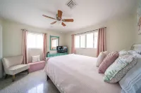 Dip n' Sip Oasis: Heated pool, close to the beach & Atlantic ave! - 3 ดาว