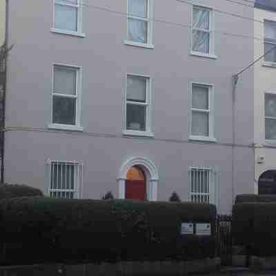 Intl Townhouse Apt on The Crescent: perfect for walking everywhere! Hotel Exterior