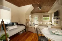 The Loft at Oakland Beach Ask About Off-season Discounts 5 min from Airport.