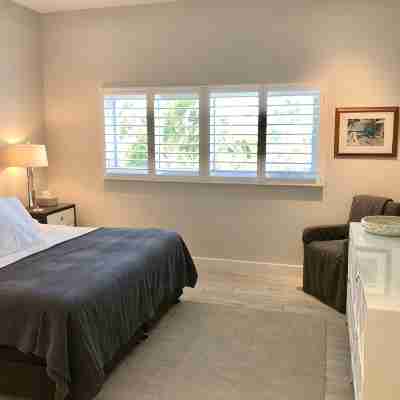 Beautiful Oceanfront Condo on Seven Mile Beach Rooms