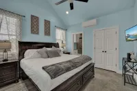 Modern Casita with Hot Tub Six Minutes from Main Street - 4つ星