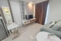 1BR near Mall at Grand Sungkono Lagoon Apartment By Travelio - Apartments