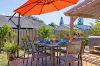 Palm Paradise ~ Hot Tub + Private Yard + Games - 17 mins to the beach! - 4-Star