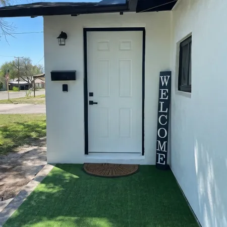 Modern 3 Bedroom 2 Bath Home Centrally Located!