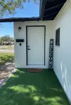 Modern 3 Bedroom 2 Bath Home Centrally Located!