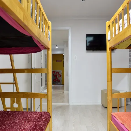 Yeosu Amor Hostel Отели рядом с достопримечательностью «Мост Кобуксон»