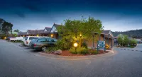 Blazing Stump Motel & Suites - parking