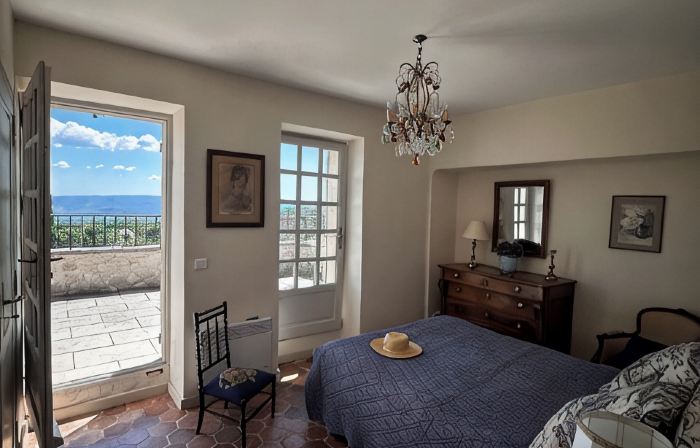 From the top of its terraces and garden, breathtaking views of the Luberon