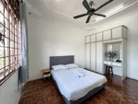 Kempas Family Suites 5BR Homestay by MWH
