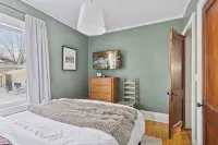 Urban Retreat- Entire House. King beds. Central location. - Gym