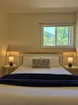 Backyard Guesthouse near Nelson w/ Hot Tub - Hytter