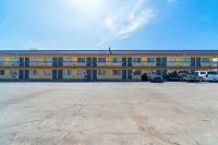 Castle Inn & Suites by OYO Chickasha - parking