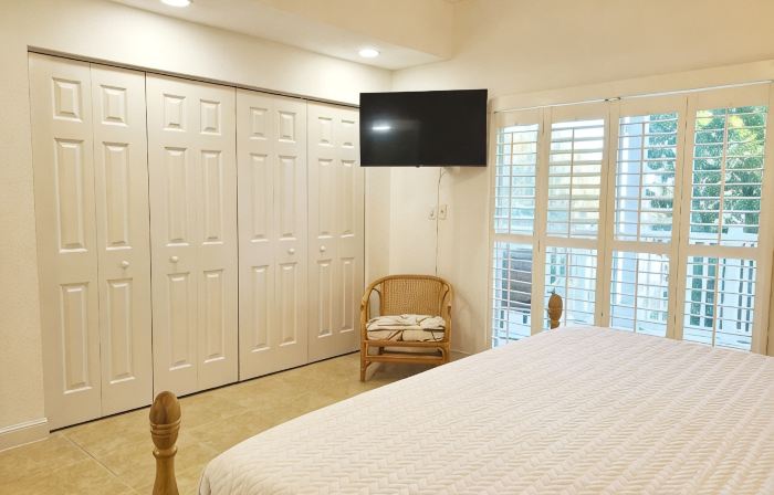 Steps from beach and infinity pool, Golf Cart Optional