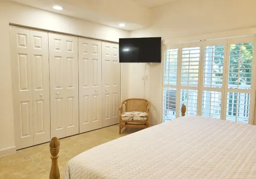 Steps from beach and infinity pool, Golf Cart Optional