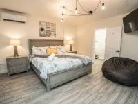 BRAND NEW, COVERED Heated Pool, Baja Ledge, Hot Tub, Large home PS5, WIFI, AC Hotels in Apollo Beach