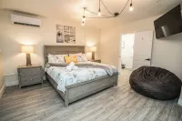 BRAND NEW, COVERED Heated Pool, Baja Ledge, Hot Tub, Large home PS5, WIFI, AC